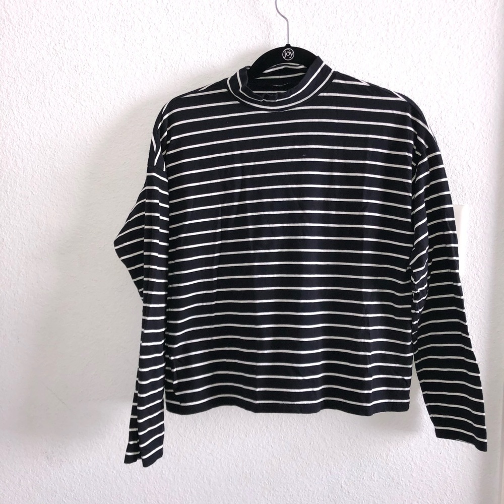 everlane square mock neck tee! black and white